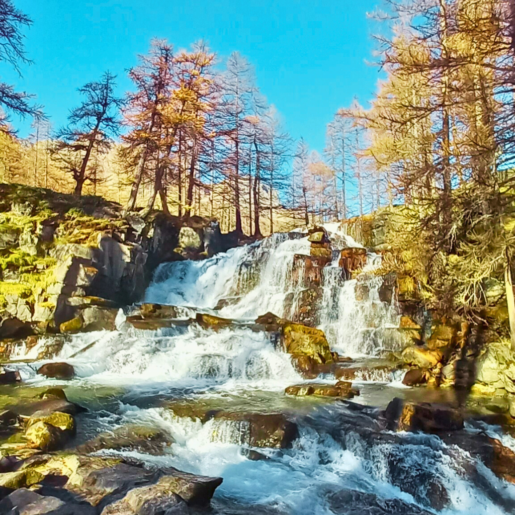 Cascade de Fontcouverte, Vallée de la Clarée, Hautes Alpes. @carnetdevan.fr