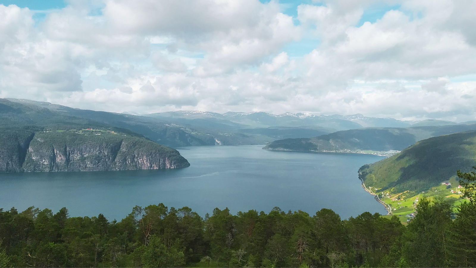 Lire la suite à propos de l’article Route des Fjords : Itinéraire incontournable en Norvège.