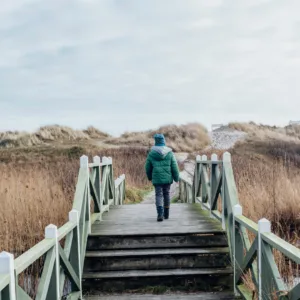 Danemark, Hals, garçon en vêtements chaud dans les dunes