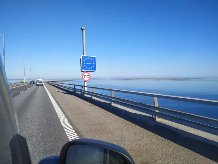 Notre arrivée au Danemark en van, par le pont de pont de l’Øresund, @carnetdevan