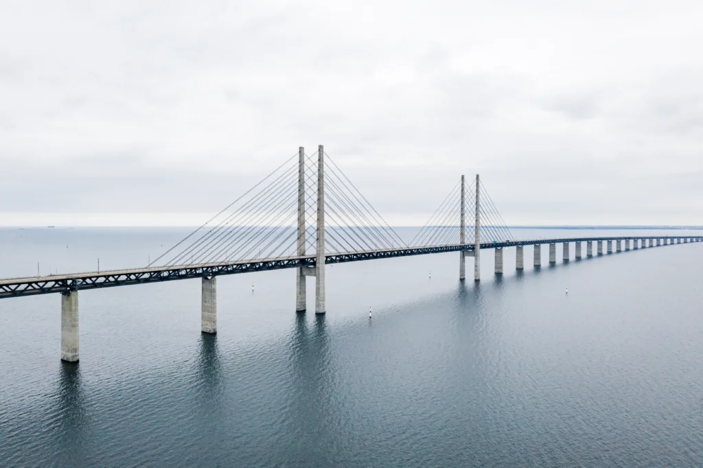 Pont de l'Oresund situé à Malmö, en Suède, sur les eaux bleues calmes pendant la journée