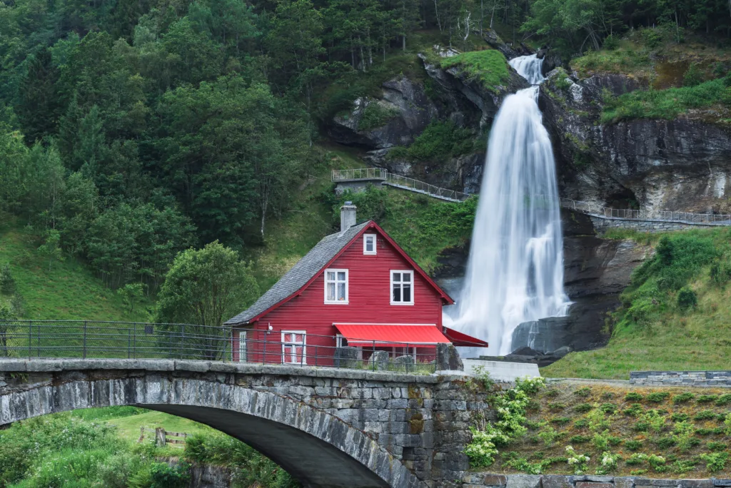 Steinsdalsfossen - cascades en Norvège