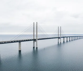 Pont de l'Oresund situé à Malmö, en Suède, sur les eaux bleues calmes pendant la journée